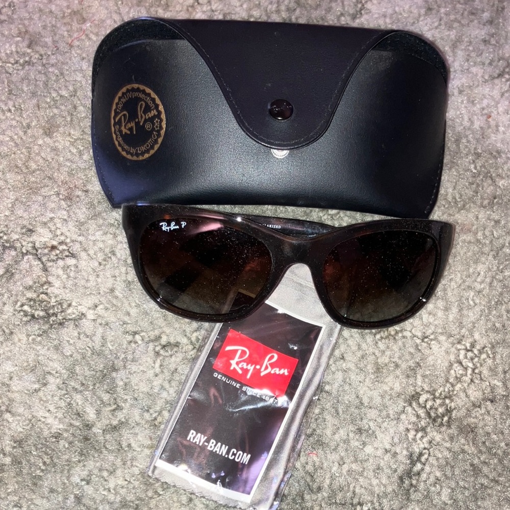 A pair of brand new ray ban sun glasses. There a 100% uv protection.
